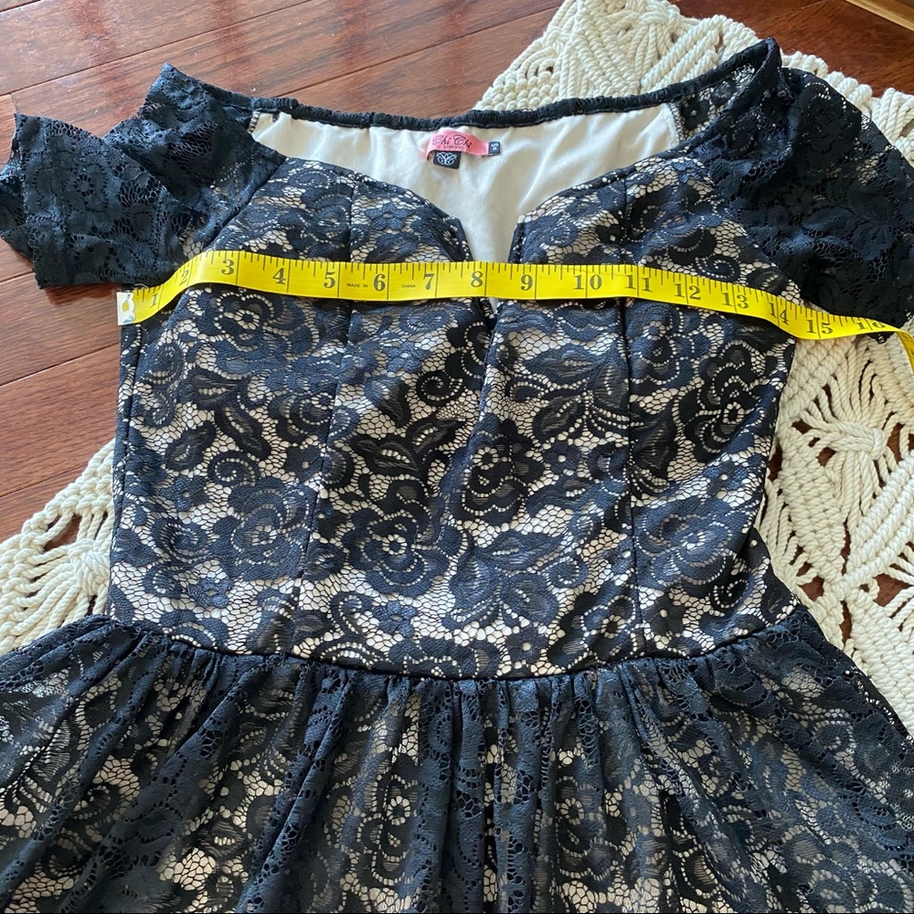 [Chi Chi London] Lace Cocktail dress - Picture 5 of 10